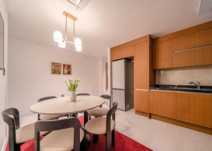 Luxury Penthouse With Private Gym, Steps To Metro 아파트 서울특별시