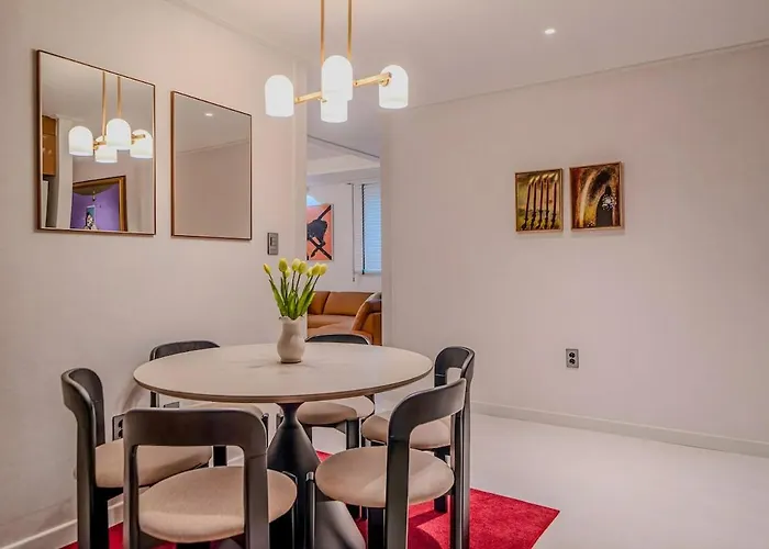 Luxury Penthouse With Private Gym, Steps To Metro 아파트