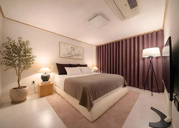Luxury Penthouse With Private Gym, Steps To Metro 아파트 서울특별시