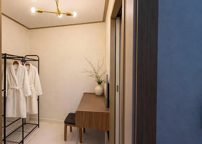 Luxury Penthouse With Private Gym, Steps To Metro 아파트 *