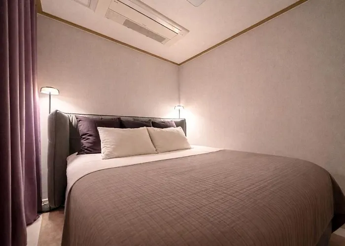 Luxury Penthouse With Private Gym, Steps To Metro 아파트 서울특별시